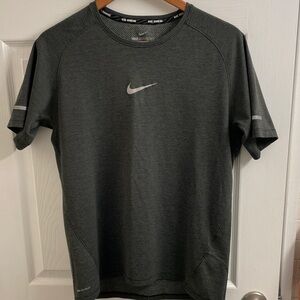 NIKE Running Men's Dark Green Short Sleeve Shirt with Reflective Design Size L